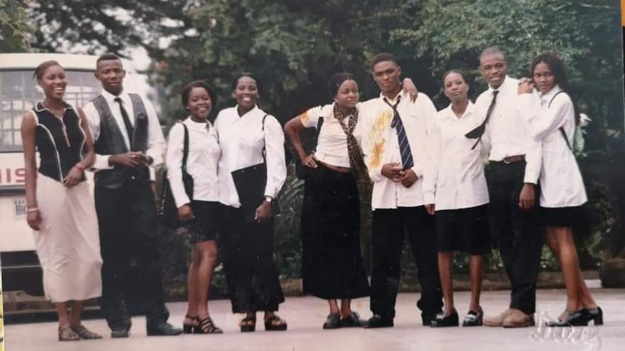 Als Jura-Student in lagos: Victor Uwagba (2.v.li.) 1998 mit Kommilitonen.
