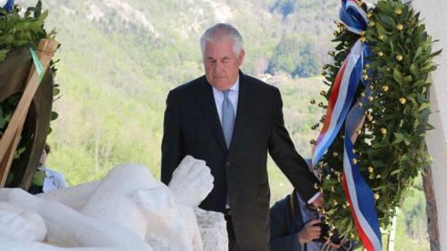 Tillerson va visitar un mausoleu a Itàlia.