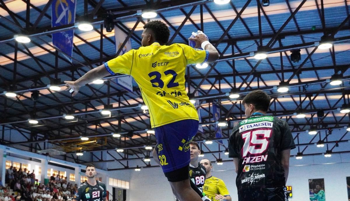 El jugador del Bidasoa Dariel García realiza un lanzamiento.