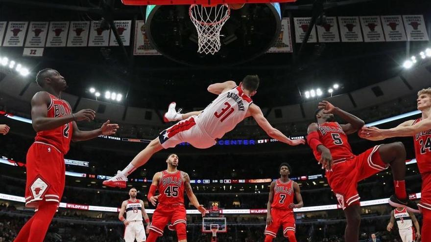 Satoransky brilla y se lesiona tras una durísima falta