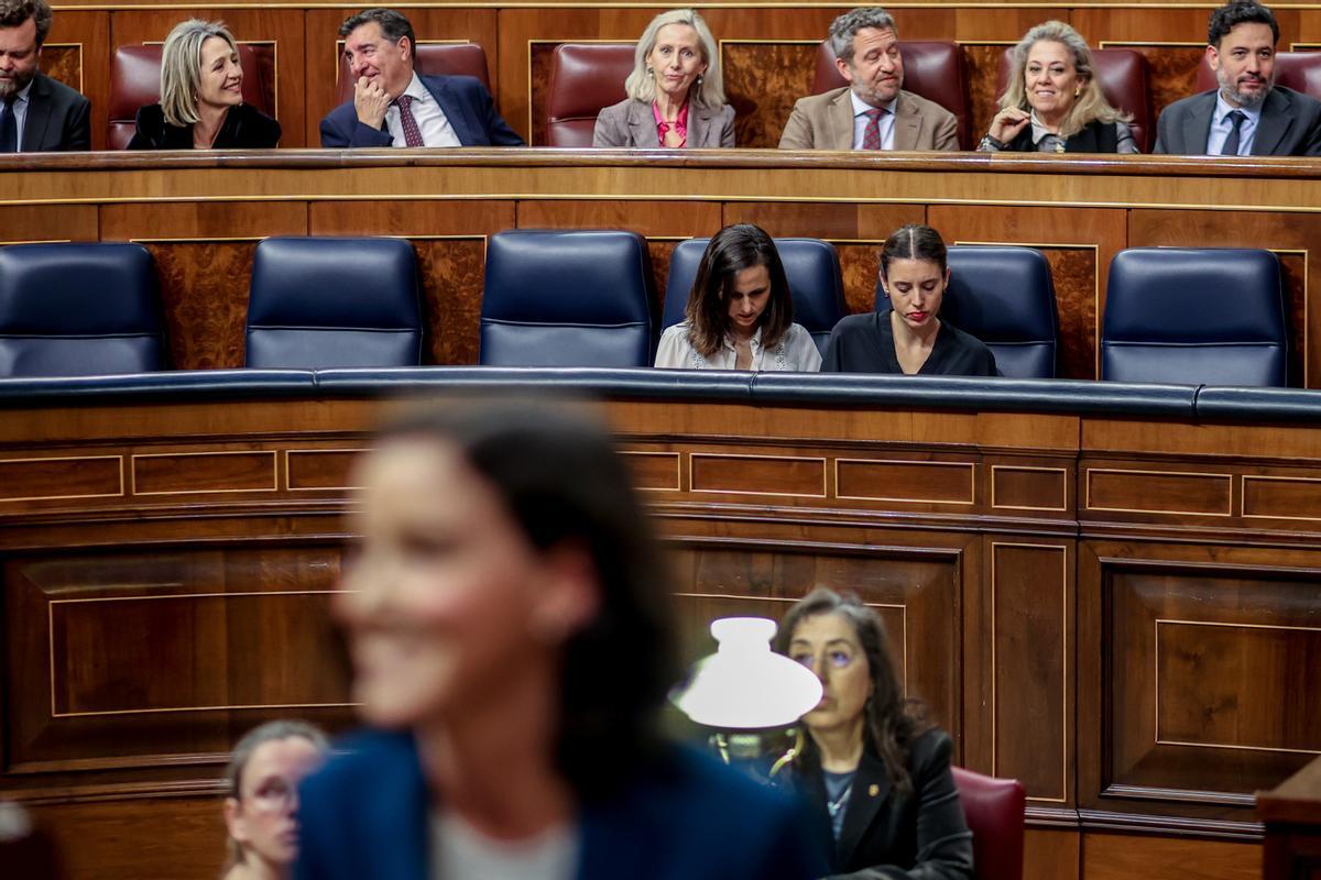 La ministra de Derechos Sociales y Agenda 2030, Ione Belarra (i), y la ministra de Igualdad, Irene Montero (d), durante una sesión plenaria en el Congreso de los Diputados.