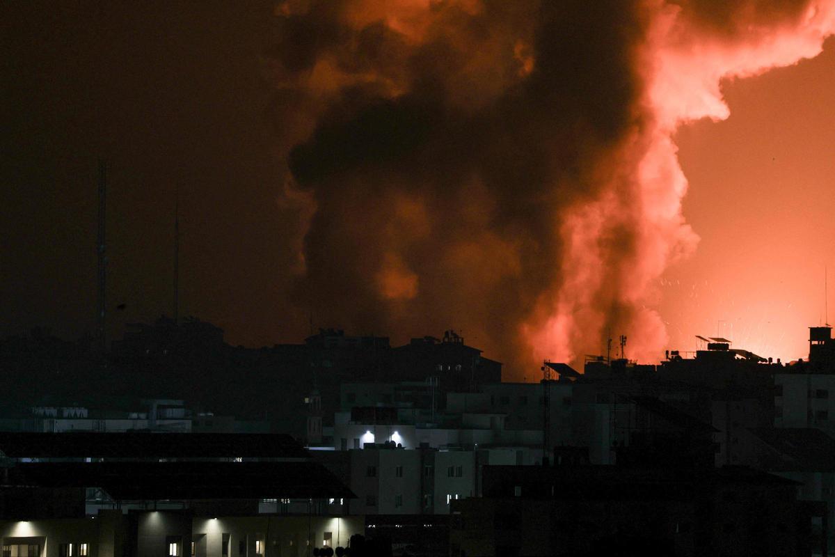 Columnas de humo sobre la ciudad de Gaza, tras un ataque con misiles israelí
