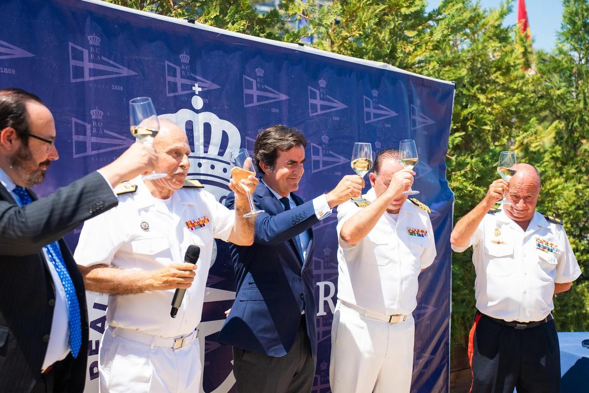 Brindis por la Virgen del Carmen.