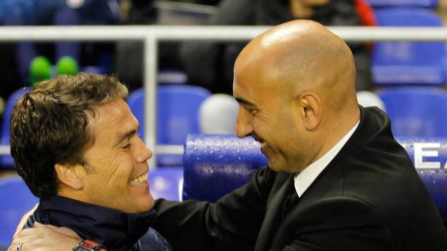 Rubi y Abelardo se saludan en el Levante-Sporting de la temporada pasada.