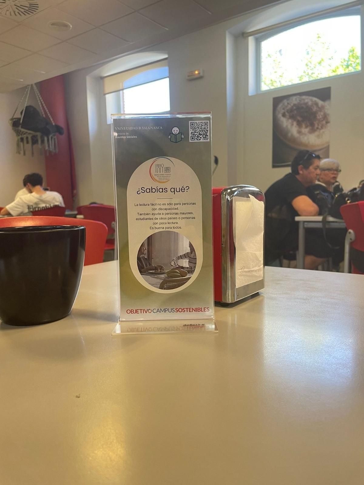 Carteles inclusivos en la cafetería del Campus Viriato.