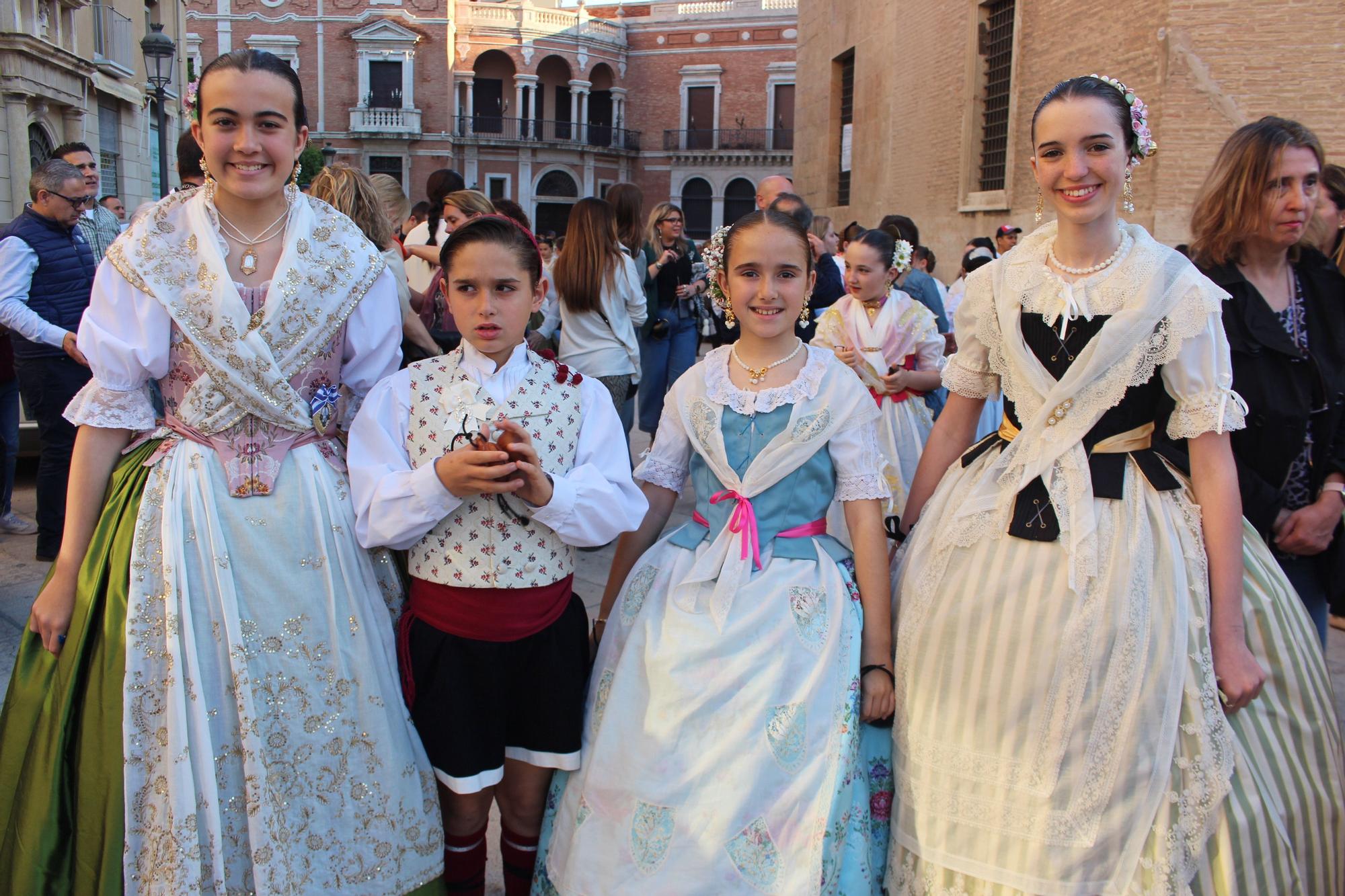 Búscate en los cuadros de baile de las comisiones en la "Dansà de les Falles"