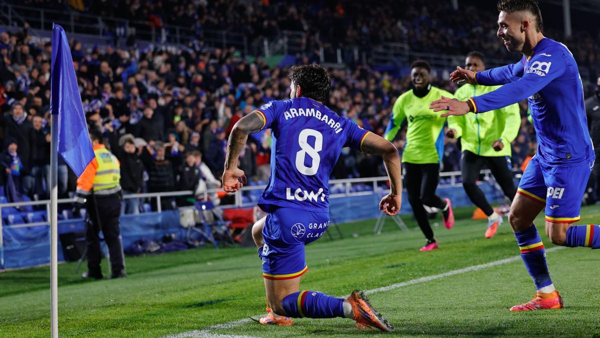 Mauro Arambarri celebra un gol en el partido contra el Elche de la temporada 25/26.
