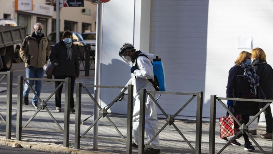 Labores de desinfección de covid en Xàtiva. | PERALES IBORRA