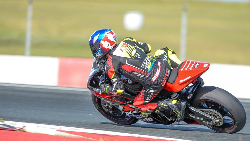 Así es Antonio Montoya, un campeón de España de Burriana que camina con muletas y circula a 280 km/h