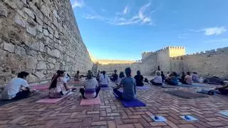 Amantes del yoga se darán cita en el castillo de Trujillo, el día 21