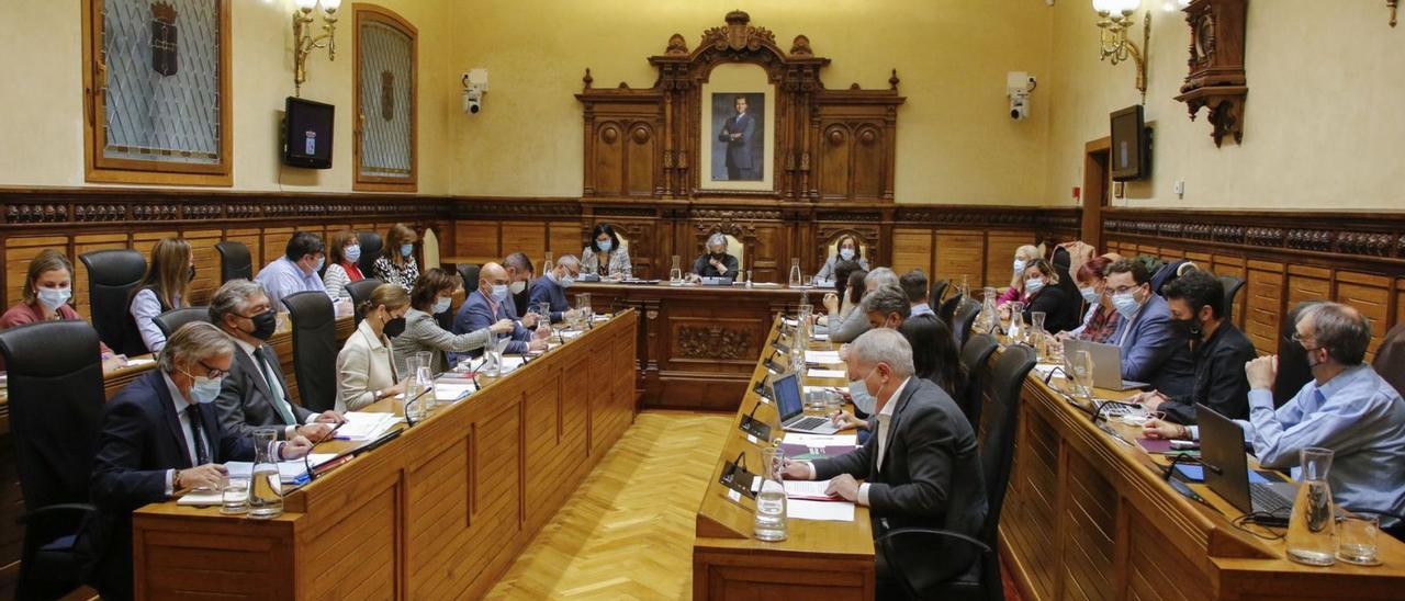 Un Pleno municipal, con la mesa presidencial de la alcaldesa, Ana González, al fondo. | Pablo Solares