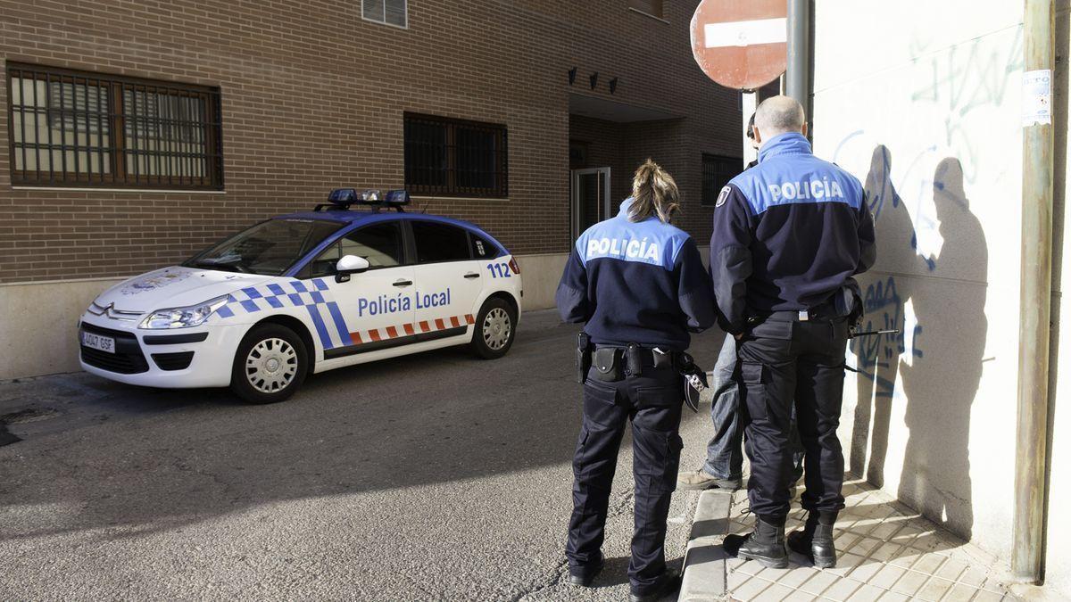 Dos policías de servicio en Benavente.