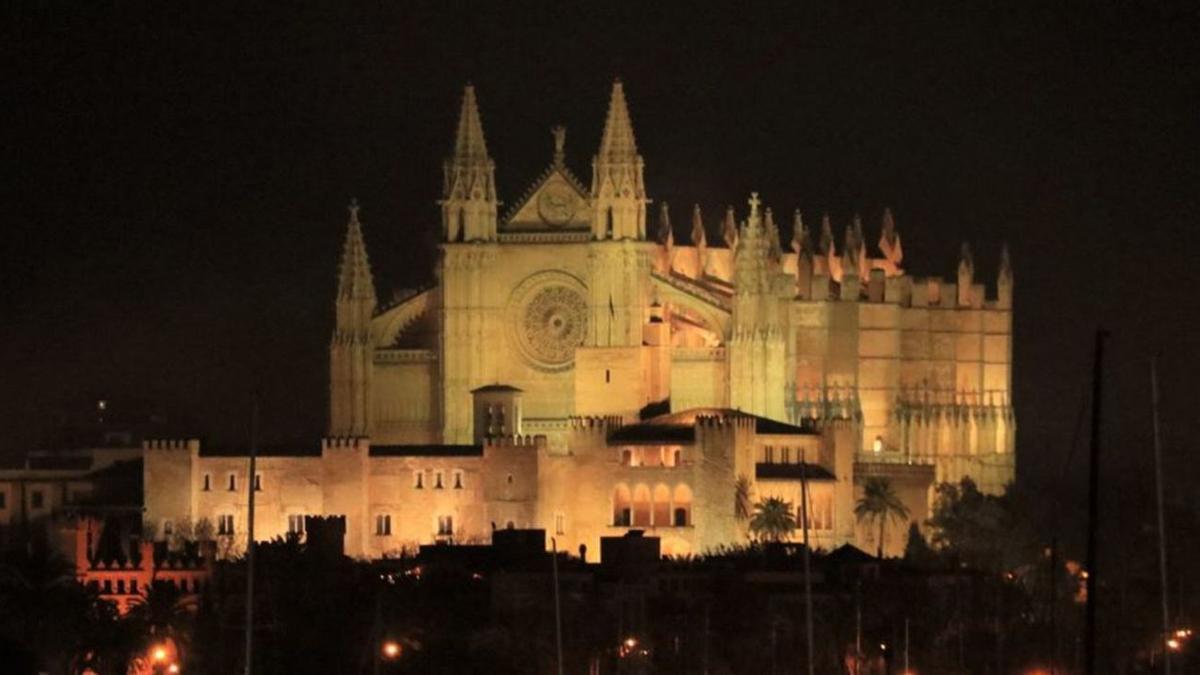  Imagen actual de la Catedral iluminada.