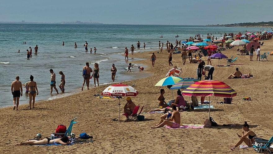 Bañistas en la playa de Arenales del Sol durante el pasado fin de semana.