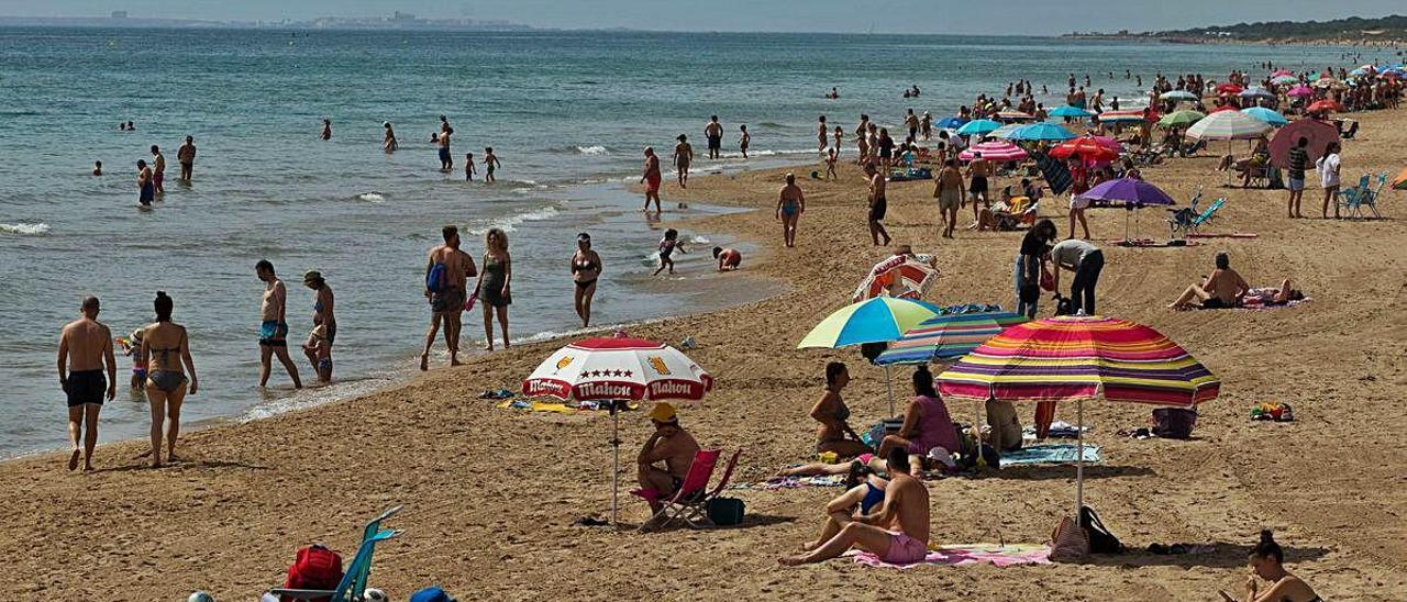 Bañistas en la playa de Arenales del Sol durante el pasado fin de semana.