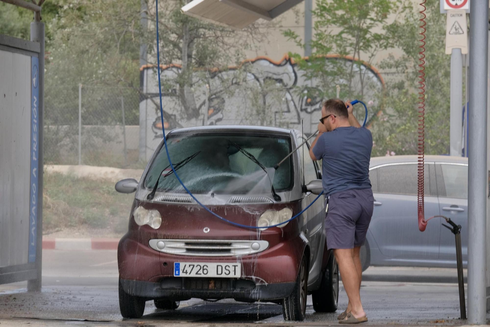 El tiempo en Mallorca: Las fotos de los lavacoches abarrotados tras las lluvias en forma de barro