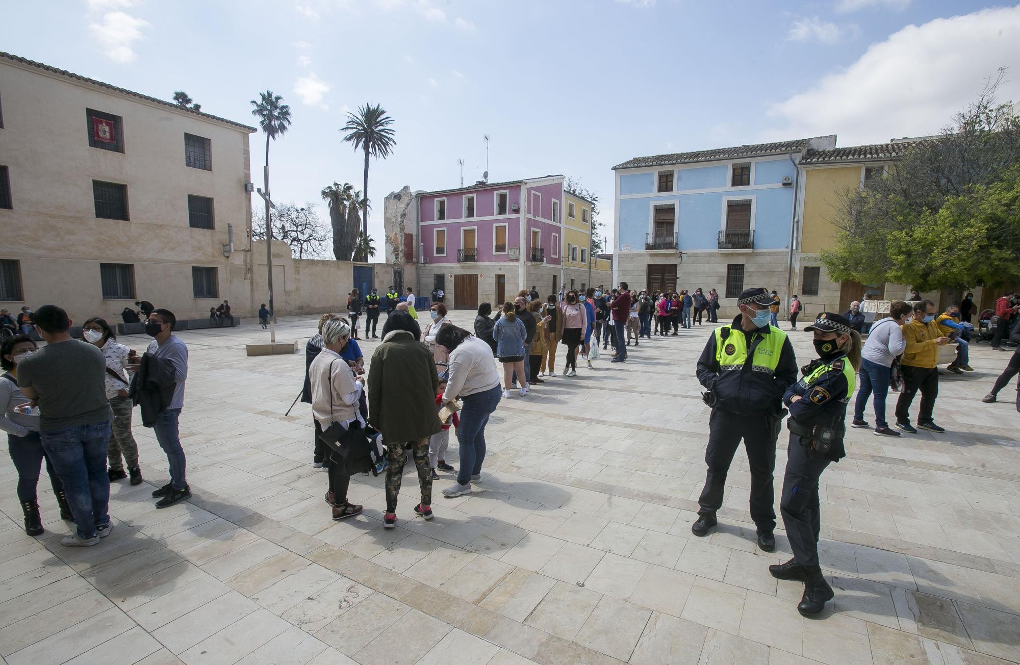 Largas colas en Santa Faz durante el domingo