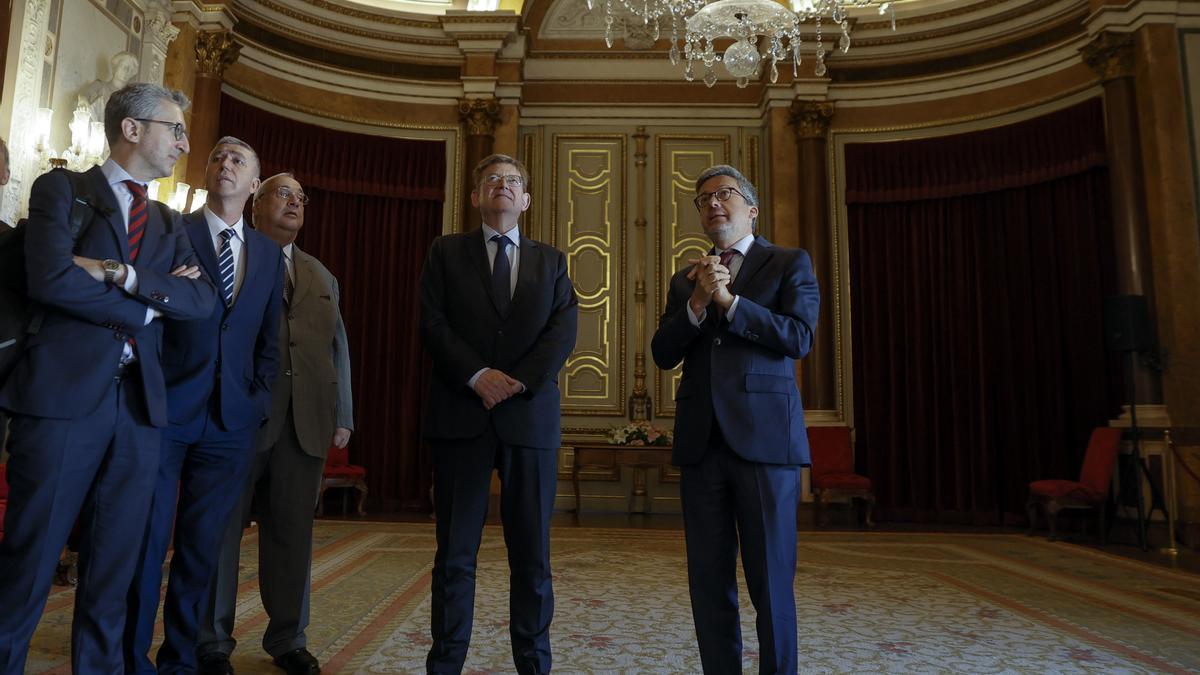 El president de la Generalitat, junto al alcalde de Lisboa y el conseller de Hacienda, en su visita del martes al Ayuntamiento de Lisboa.