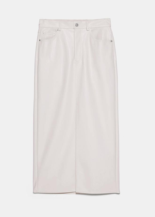 Falda midi de efecto piel, de Zara (precio: 29,95 euros)