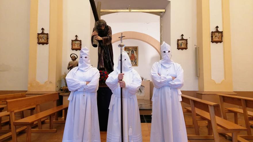 GALERÍA | Los Penitentes de Villarrín procesionan en la iglesia