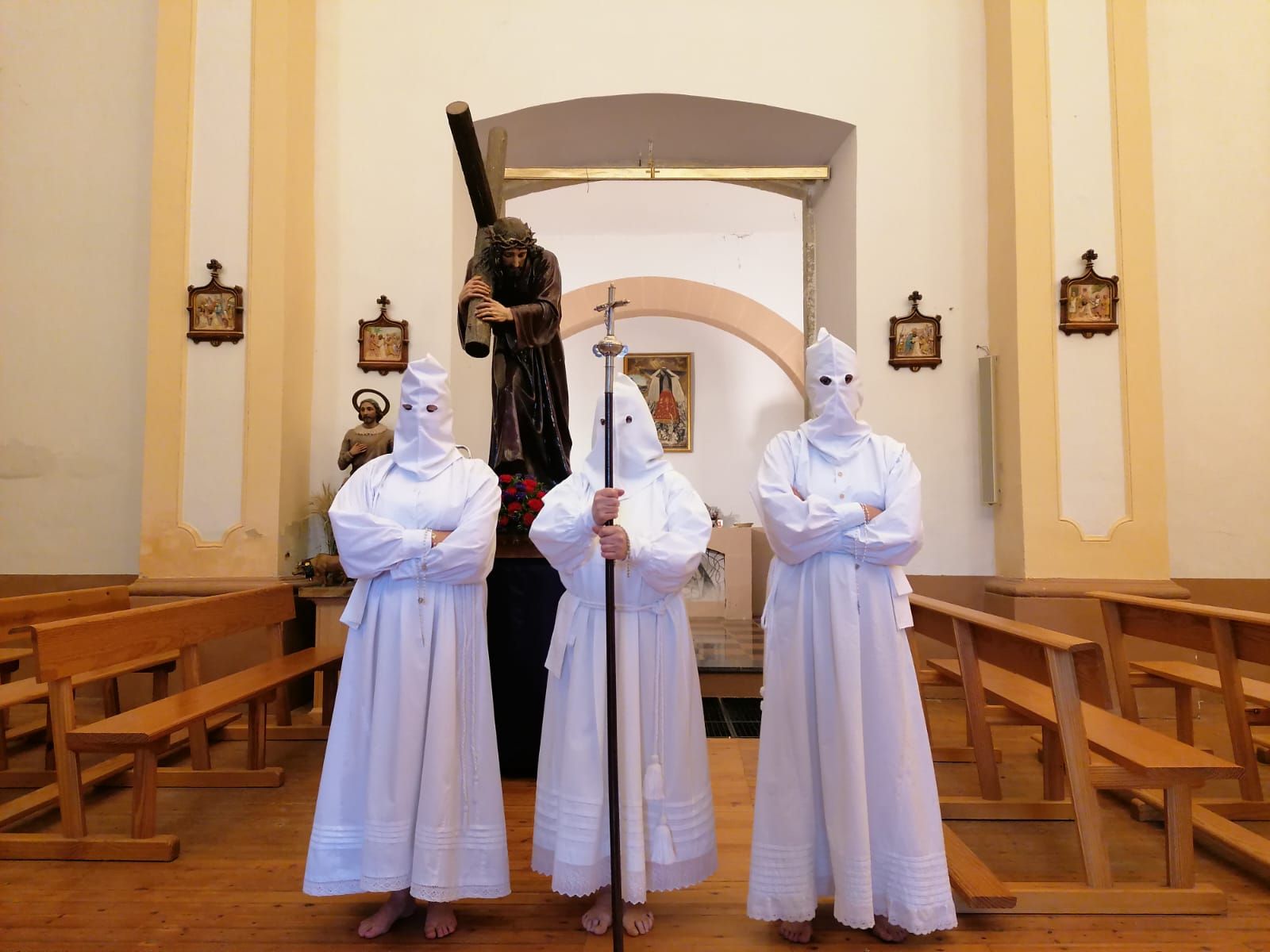 GALERÍA | Los Penitentes de Villarrín procesionan en la iglesia