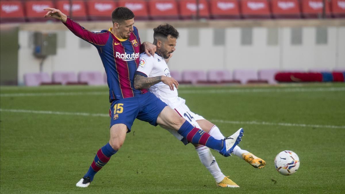 Lenglet pelea con Rubén García durante el Barça-Osasuna.