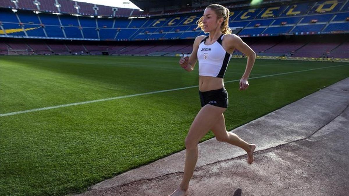 El Camp Nou es otro de los lugares emblemáticos que bordea el maratón. Elena Congost corre, junto al césped.