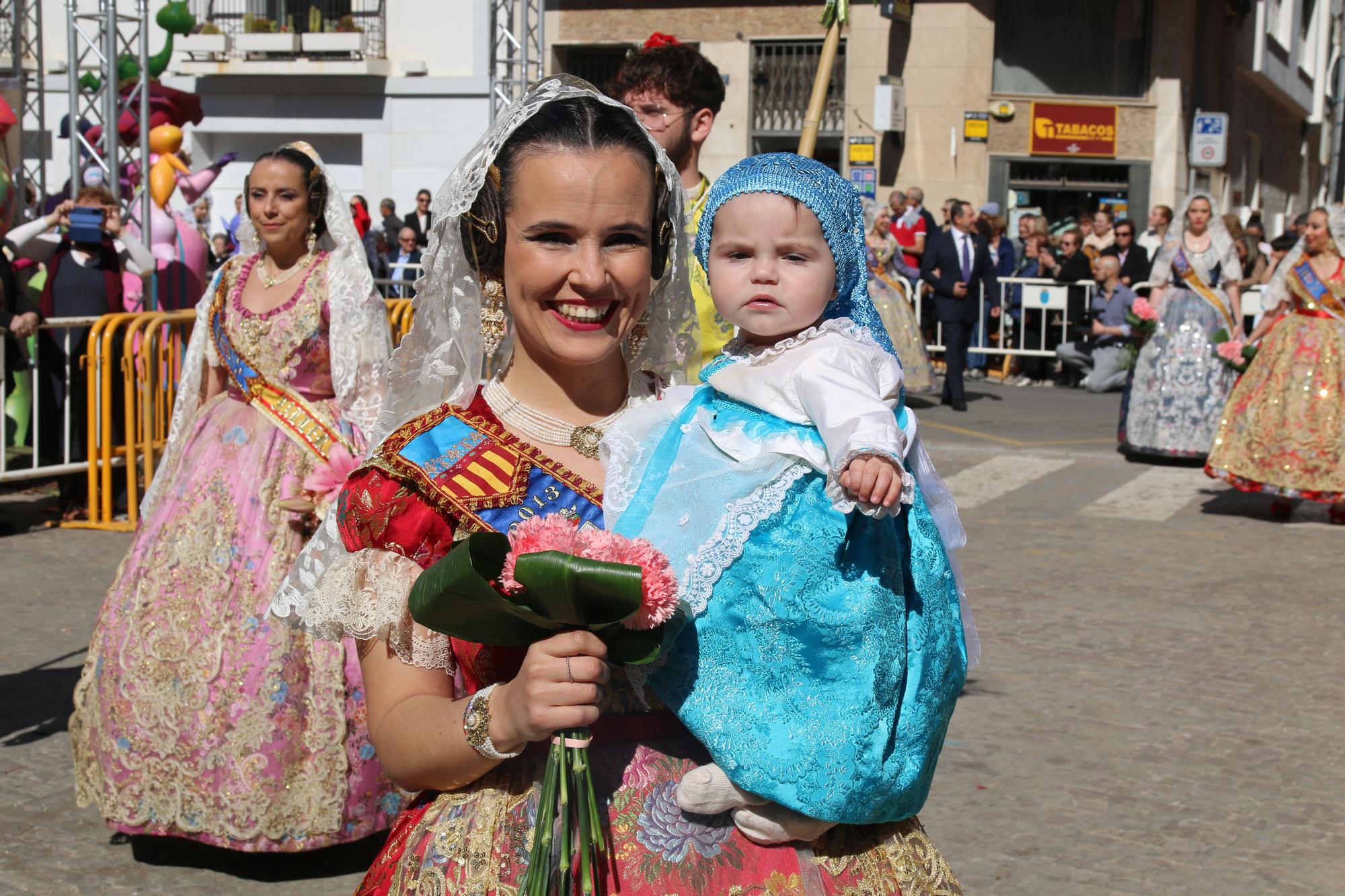 Las mejores imágenes de la 'Ofrena' de las Fallas de Burriana