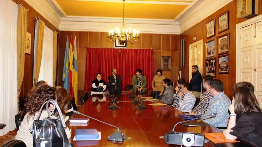 Los concejales Juan Ponte, Saúl Martín e Itziar Vicente, ayer, con los nuevos contratados.