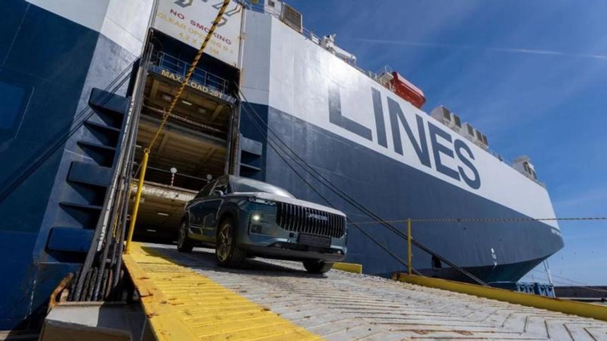 Un coche Jaecoo, del grupo Chery, desembarcando en el puerto de Málaga.