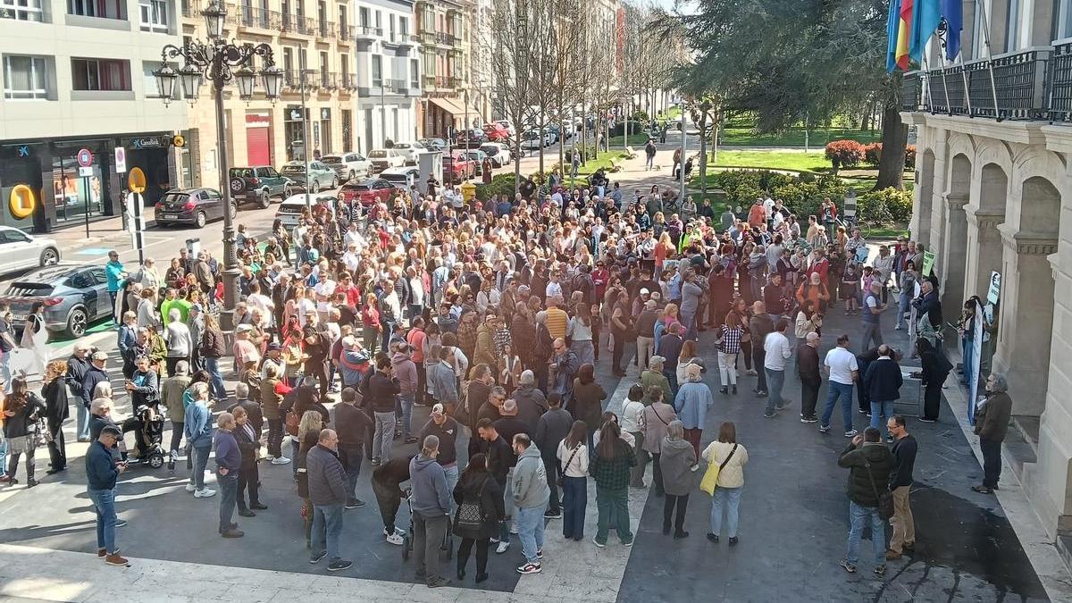 VÍDEO: Concentración en Pola de Siero contra la privatización del servicio de agua, tras conseguir 10.400 firmas