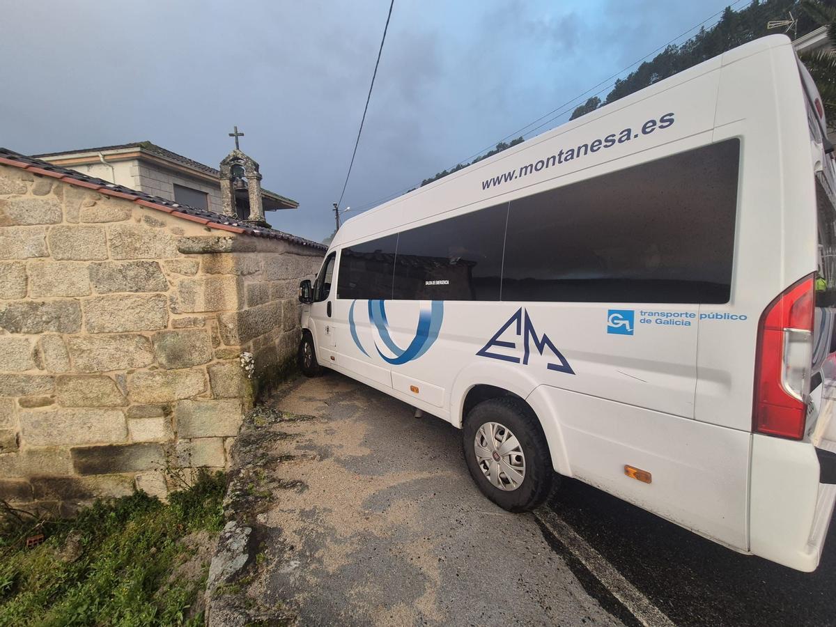 Choque de un bus escolar contra la capilla de San Roque de Boborás