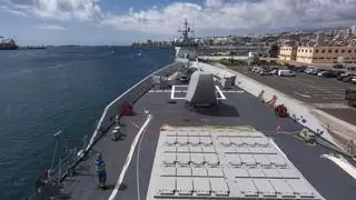 Fuego real en aguas de Canarias: el submarino Isaac Peral participa en el hundimiento de un viejo buque de la Armada