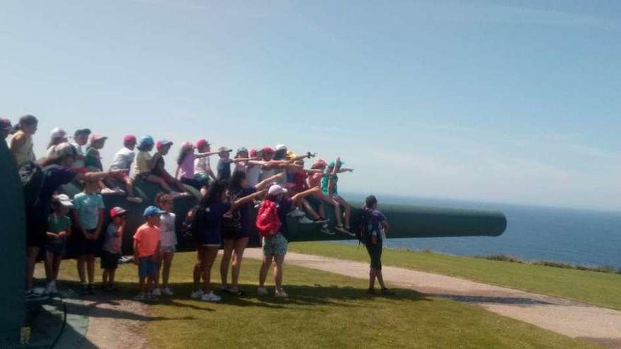 Niños del Golmar de visita en A Coruña. Los participantes en el turno de mañana del campamento del CEIP Xesús Golmar de Lalín disfrutaron de una excursión a A Coruña. Las actividades están organizadas por Enrédate y entran en la recta final, aunque el martes los niños se desplazarán a una granja-escuela de O Piornedo. Ya los próximos jueves y viernes estarán dedicados a la celebración de un festival y una fiesta final, que en la edición del año pasado citó a unos 200 inscritos.