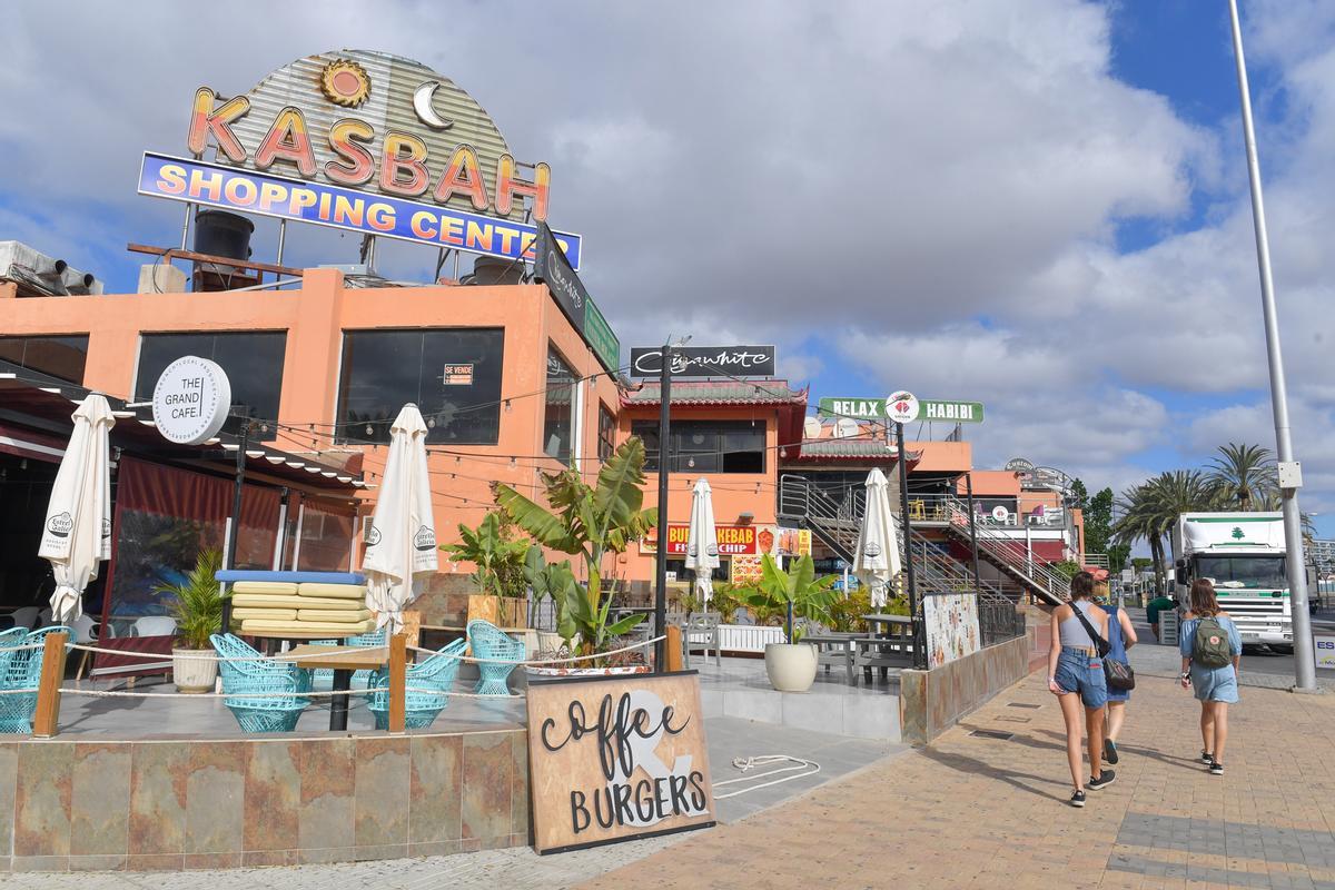 Una de las fachadas del centro comercial Kasbah, en Playa del Inglés..