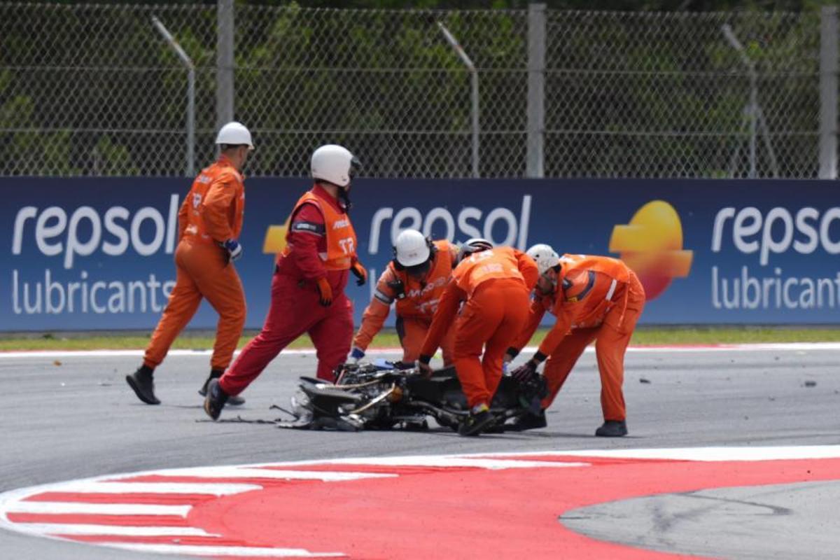 Los operarios retiran la moto del piloto español de Moto GP Álex Márquez del equipo BK8 Gresini Racing tras su caída durante la carrera del Gran Premio de Cataluña