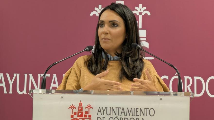 La viceportavoz socialista en el Ayuntamiento de Córdoba, Mamen González, en rueda de prensa.