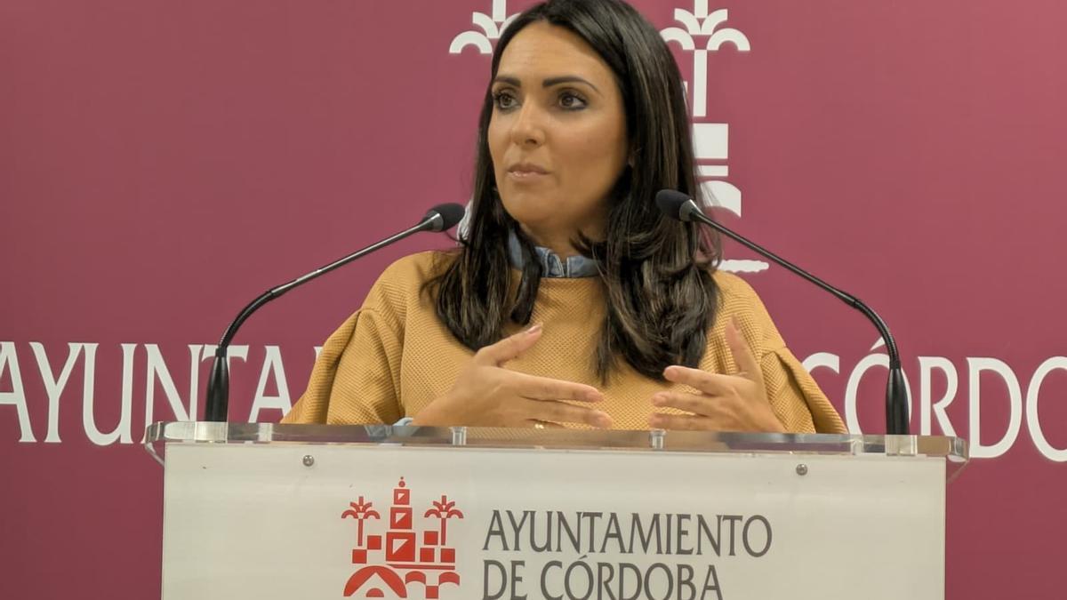 La viceportavoz socialista en el Ayuntamiento de Córdoba, Mamen González, en rueda de prensa.