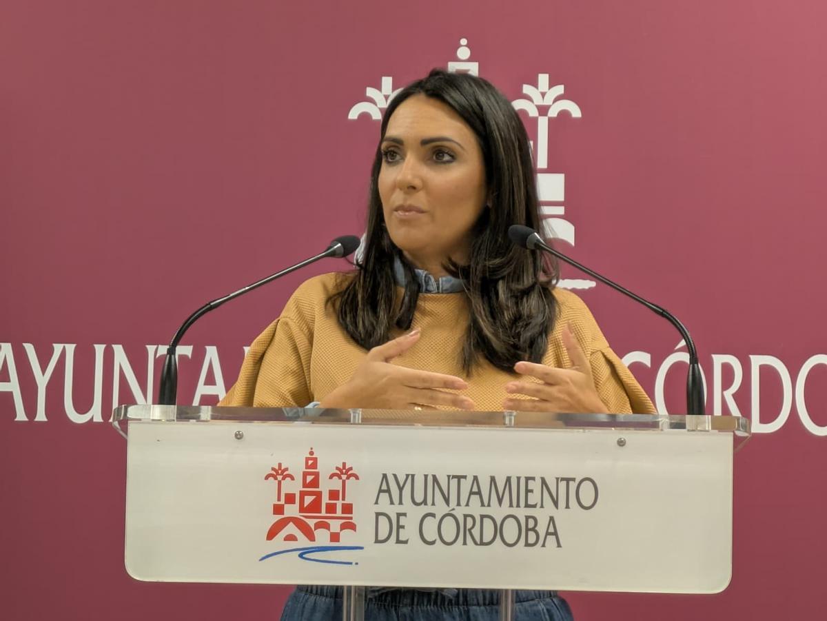 La viceportavoz socialista en el Ayuntamiento de Córdoba, Mamen González, en rueda de prensa.