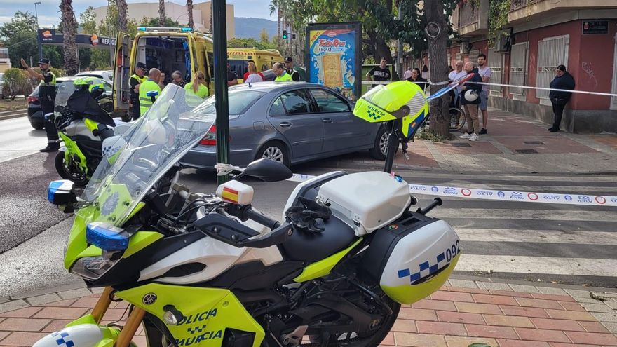 Muere al estrellarse con su coche contra un mupi tras sufrir una indisposición al volante en Murcia