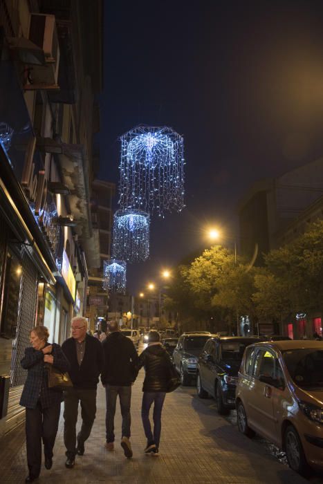 Manresa s'il·lumina per Nadal amb el principal carrer comercial a clapes