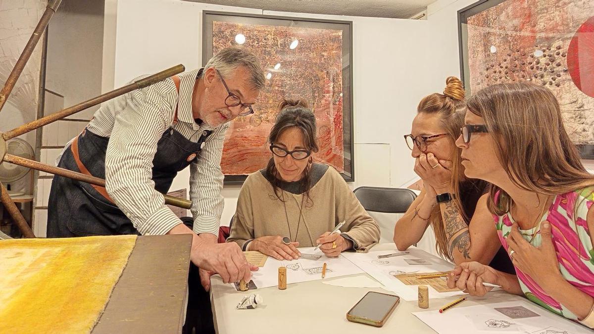 Quim del Taller Balam explicant entintat amb taps de suro.