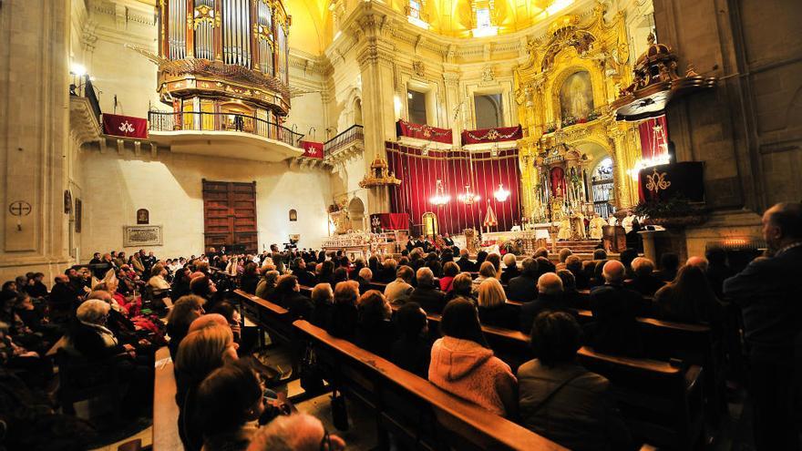 La Iglesia de Alicante pide que se rece por los afectados por el coronavirus y retira el agua bendita de los templos