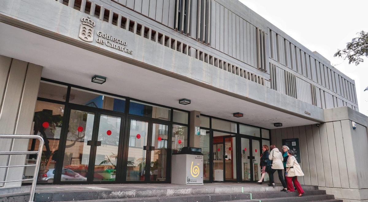 La entrada de la Biblioteca Pública del Estado en Santa Cruz de Tenerife, junto al parque La Granja.