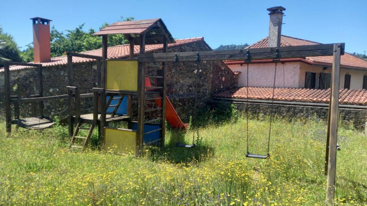 El parque infantil de Camanzo, a la espera del cortacésped | S.S.