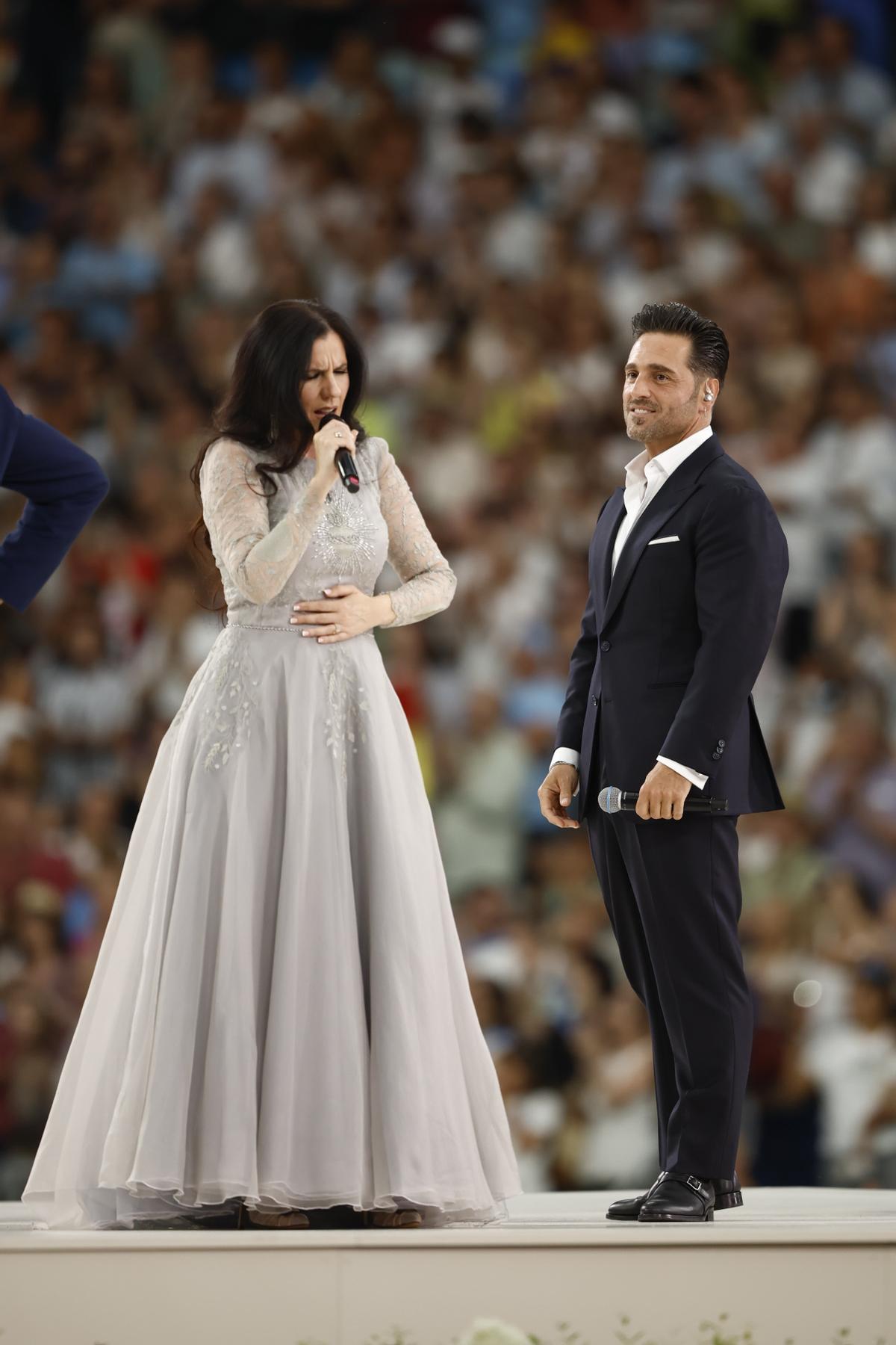 Diana Navarro, junto a Bustamante, cantando para el Papa León XIV