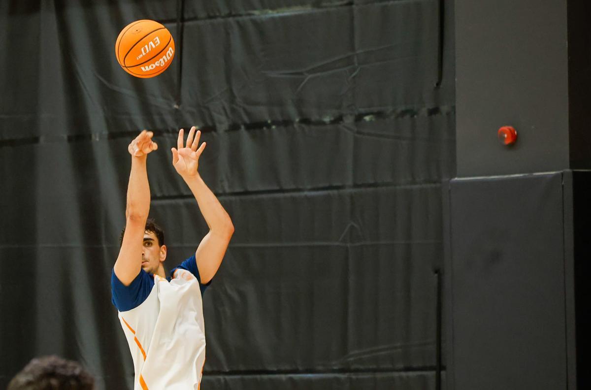 Álvaro Cárdenas, durante el entrenamiento de este martes en el Roig Arena.