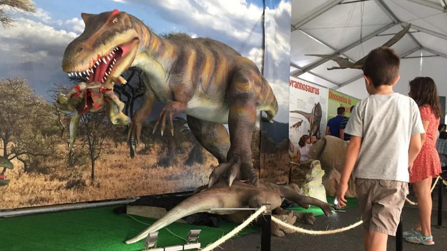 Dinosaurios en tamaño real para fomentar el turismo paleontológico