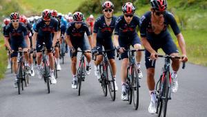 El equipo Ineos tira del pelotón durante la segunda etapa del Critérium del Dauphiné.