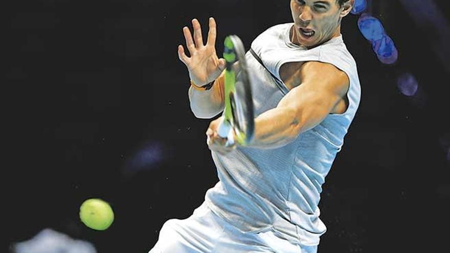 Nadal golpea la pelota durante el entrenamiento que realizó ayer en Londres.